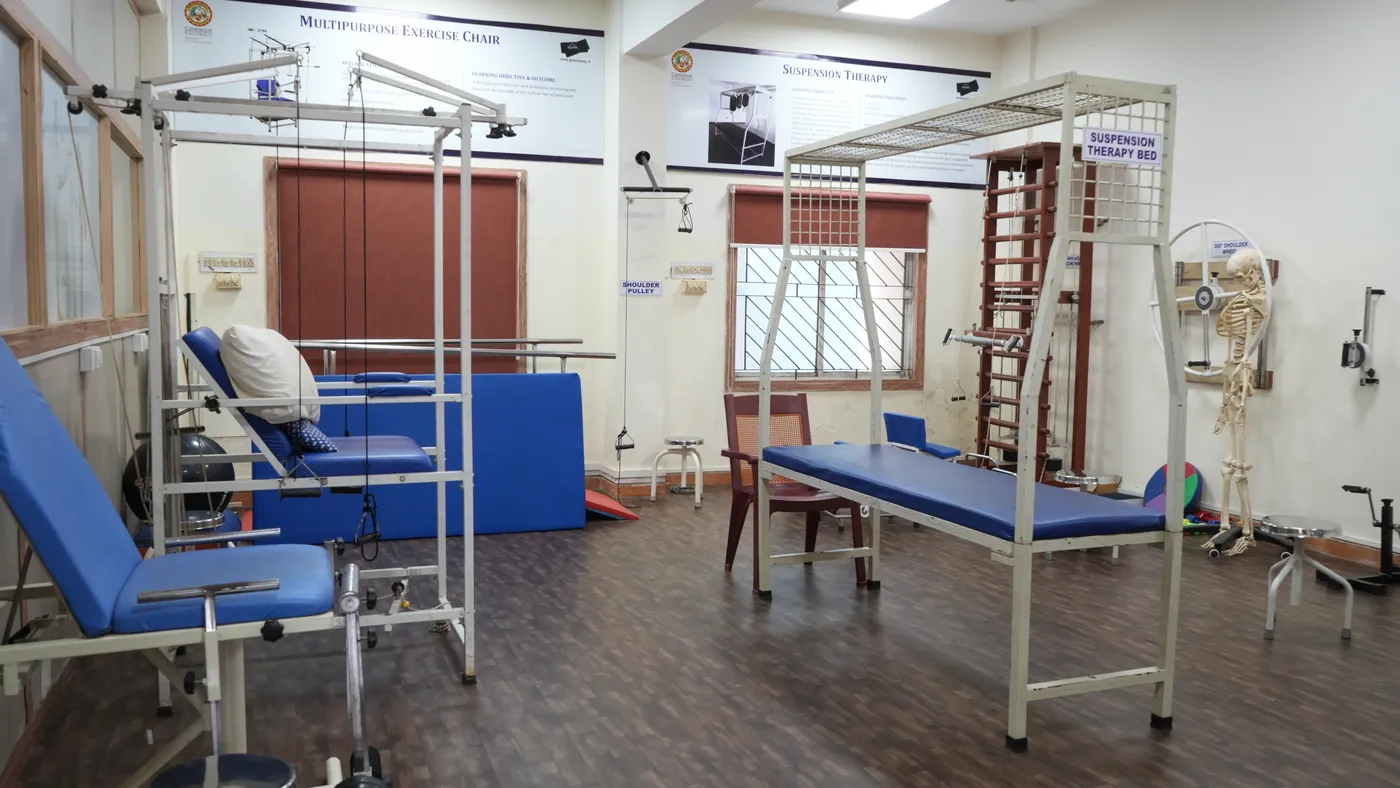 Physiotherapy laboratory with suspension therapy equipment